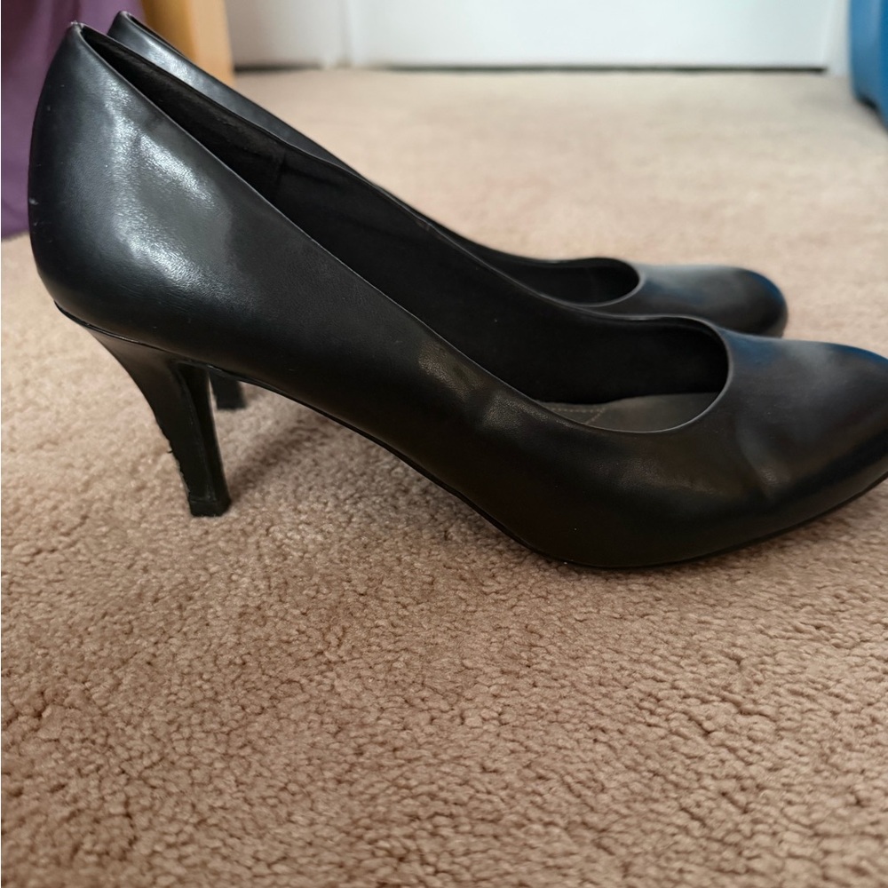 Black Pumps